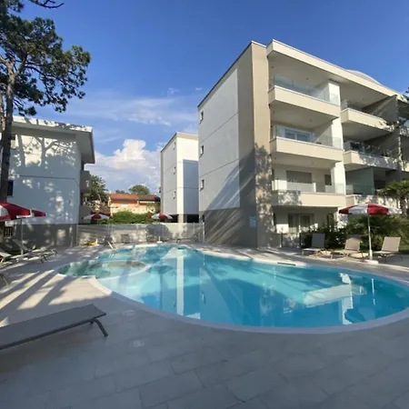 Stylish Retreat With Whirlpool And Communal Garden Apartment