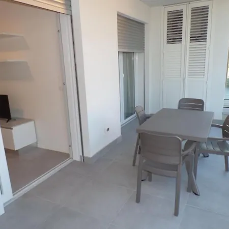 Stylish Retreat With Whirlpool And Communal Garden Apartment *