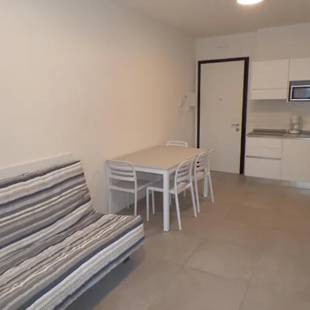 Stylish Retreat With Whirlpool And Communal Garden Apartment