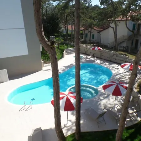 Stylish Retreat With Whirlpool And Communal Garden Apartment