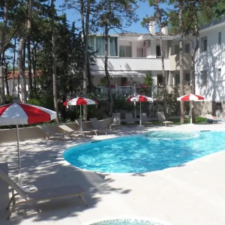 Stylish Retreat With Whirlpool And Communal Garden *