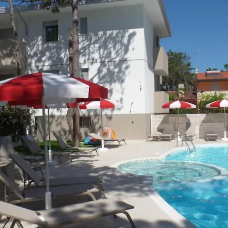 Stylish Retreat With Whirlpool And Communal Garden Apartment