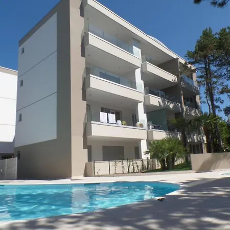 Stylish Retreat With Whirlpool And Communal Garden Apartment