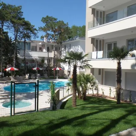 Stylish Retreat With Whirlpool And Communal Garden *